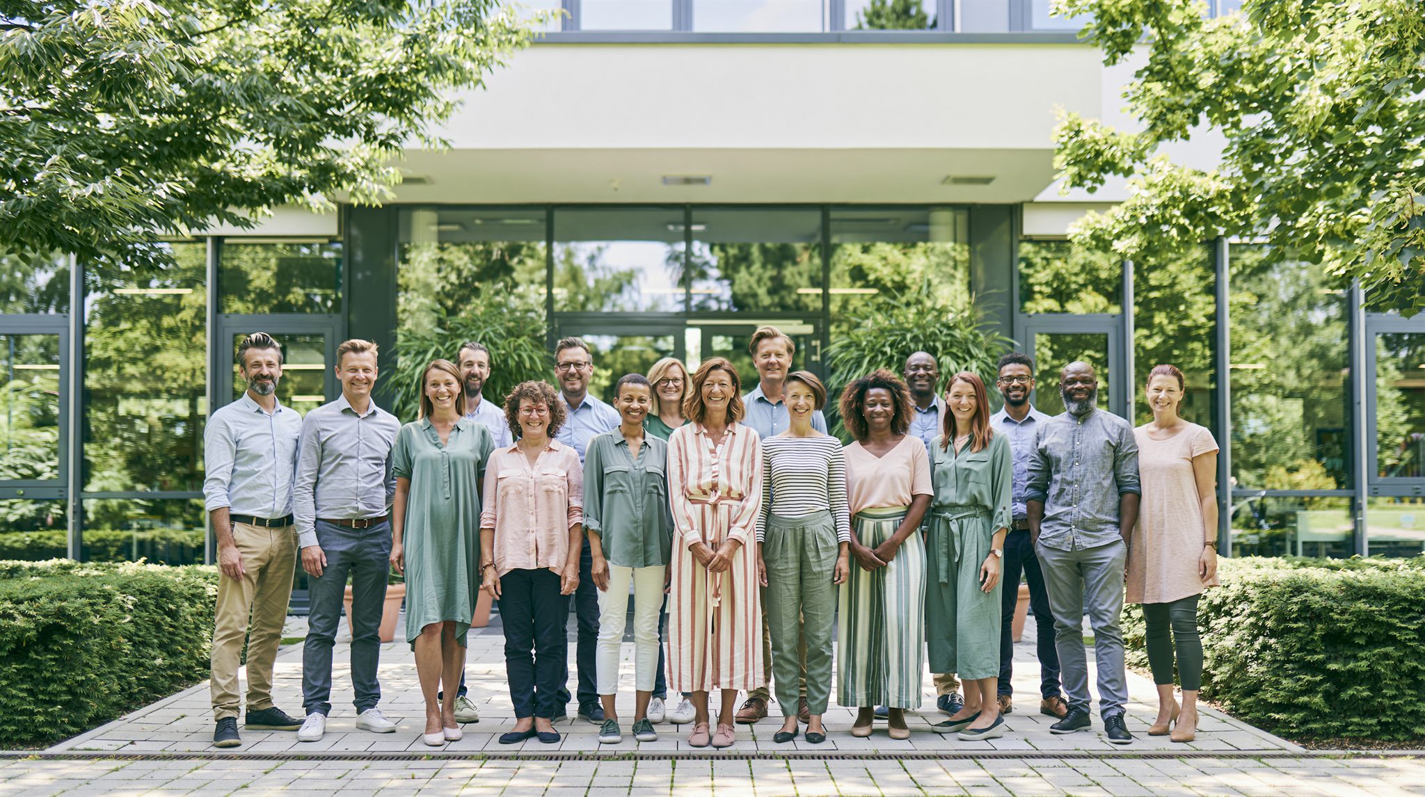 Il gruppo di persone della comunità scolastica davanti alla scuola