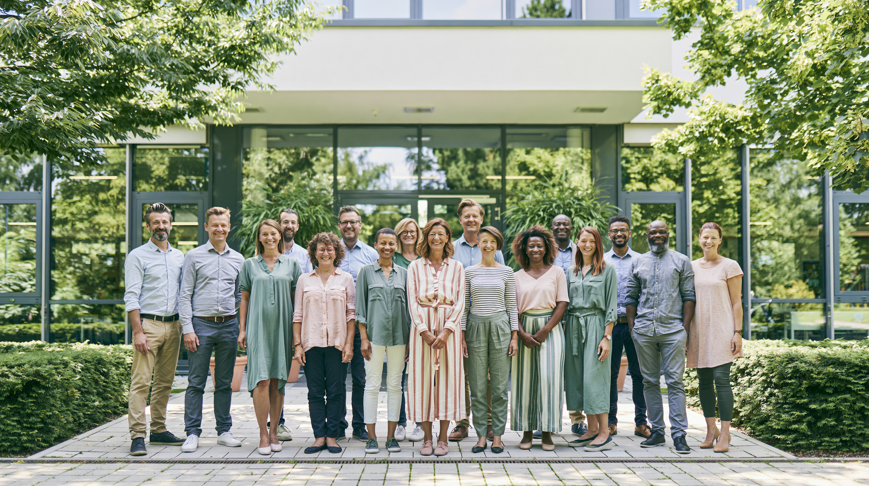 Il gruppo di persone della comunità scolastica davanti alla scuola